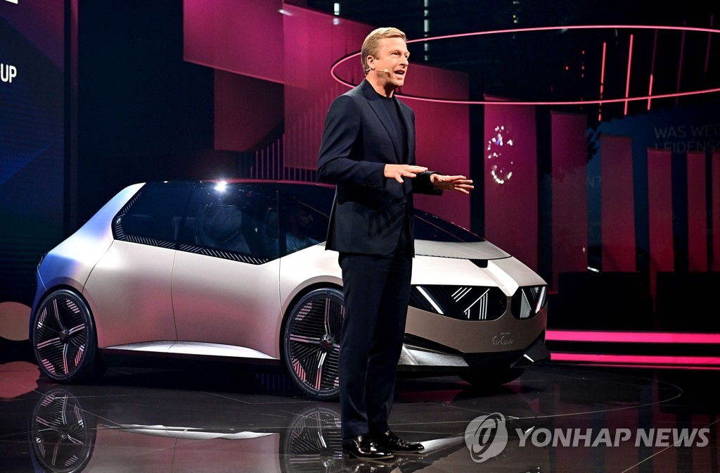IAA 모빌리티 2021에서 BMW i비전 '서큘라' 선보이는 올리버 칩세 BMW CEO[AFP=연합뉴스]