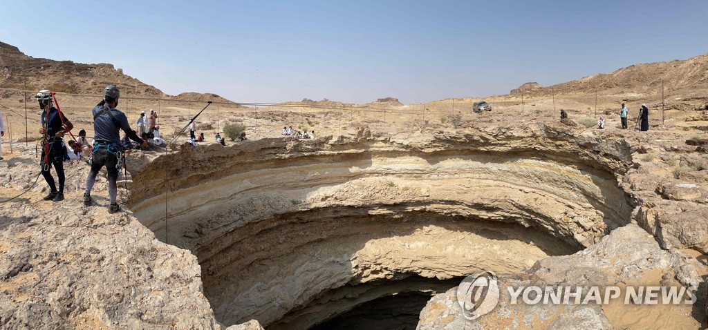 예멘 사막 한복판 깊이 100ｍ '지옥의 우물' 내부 탐사 성공
