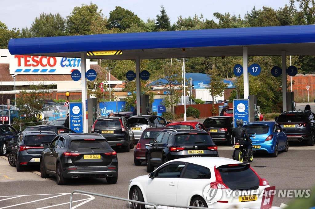 BRITAIN-POLITICS-TRANSPORT-PETROL-SHORTAGES