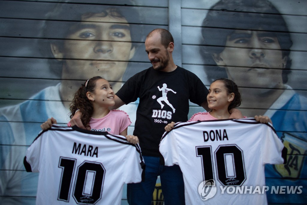 FBL-ARG-MARADONA-FAN-ROTUNDO