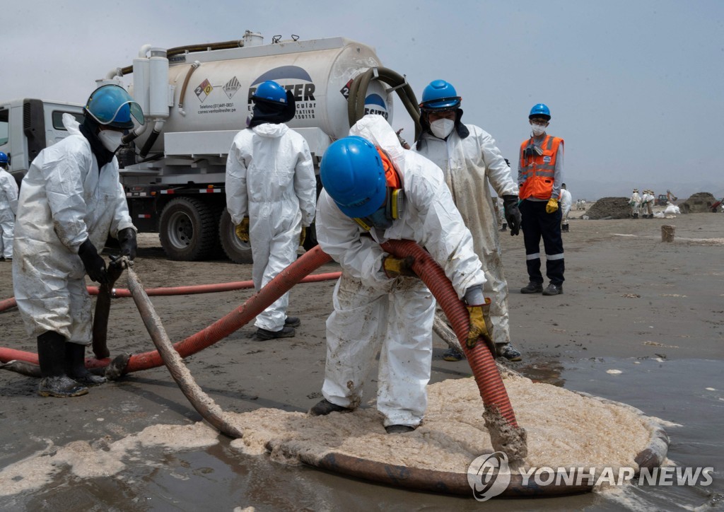 PERU-TONGA-VOLCANO-TSUNAMI-OIL SPILL-CLEANUP