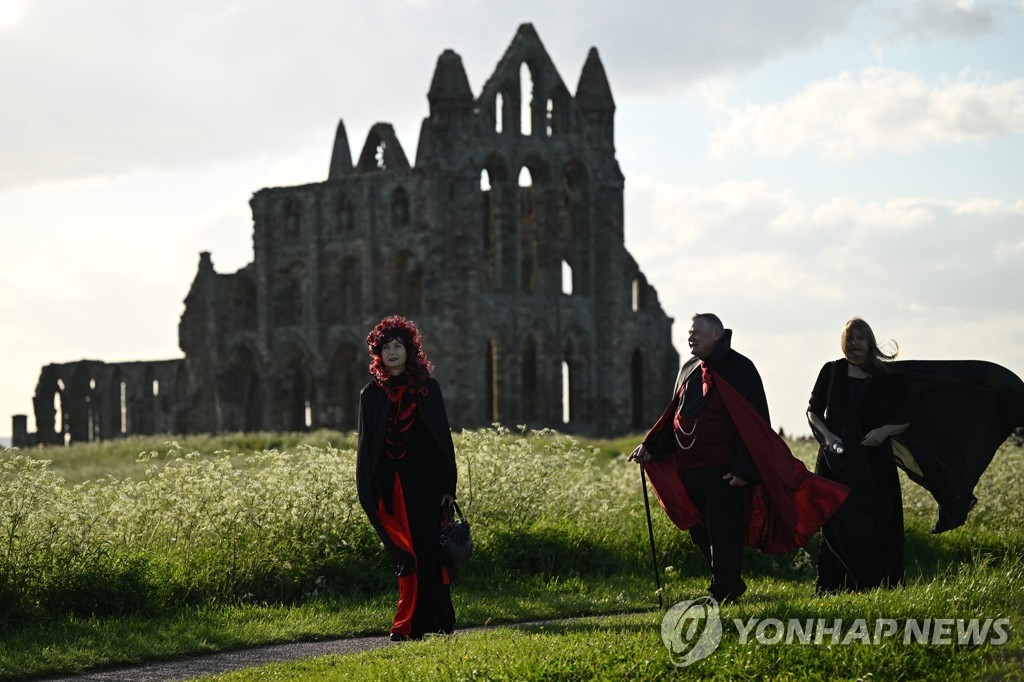 BRITAIN-LIFESTYLE-GOTHIC-VAMPIRE