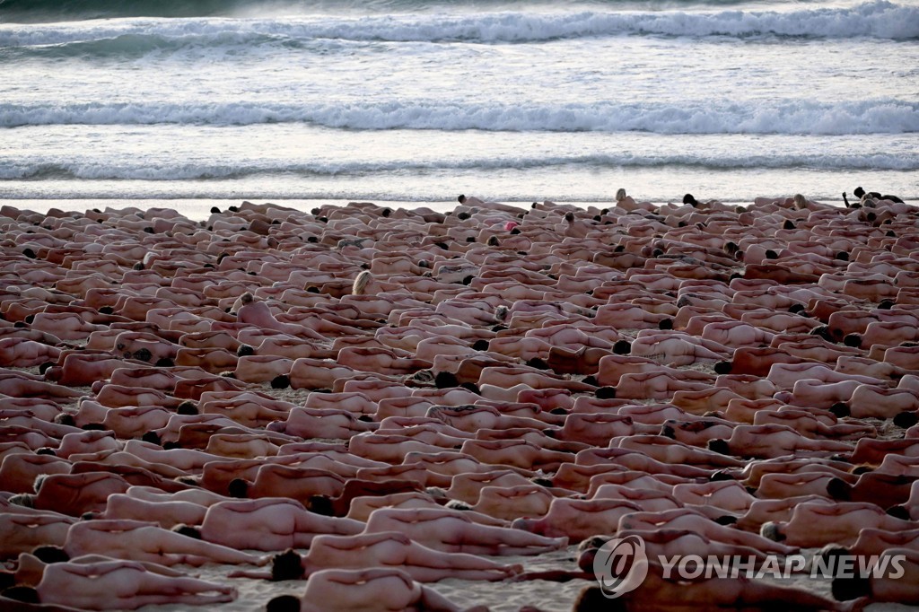 호주 단체 누드 촬영