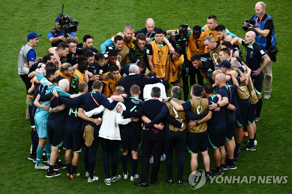 Australian players and coaches gather in a huddle after beating Tunisia 1-0 in their Group D match at the FIFA World Cup at Al Janoub Stadium in Al Wakrah, south of Doha, on Nov. 26, 2022. (Yonhap)