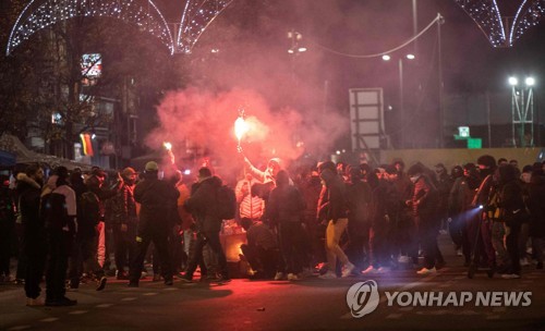 프랑스전 패배뒤 거리로 나선 모로코 축구팬들