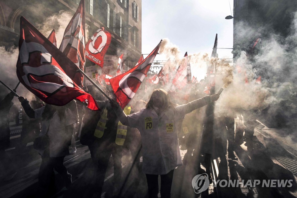 TOPSHOT-FRANCE-LABOUR-SOCIAL-STRIKE