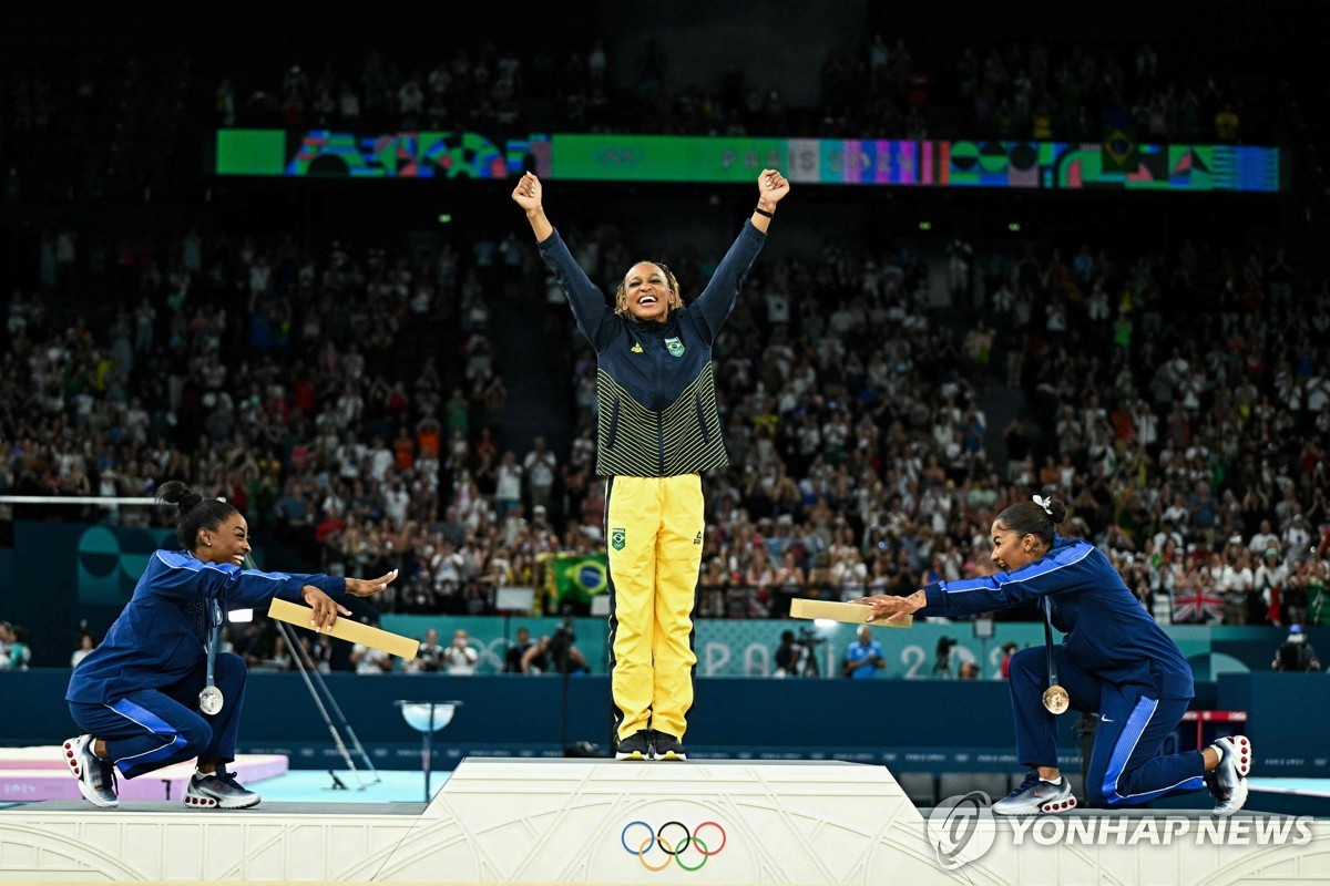 시상식에서 금메달리스트 안드라드를 축하해주는 미국 선수들.