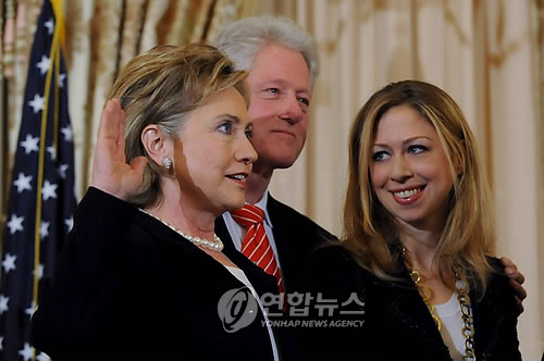 클린턴 전 대통령 부부와 외동딸 첼시(오른쪽)의 2009년 모습.