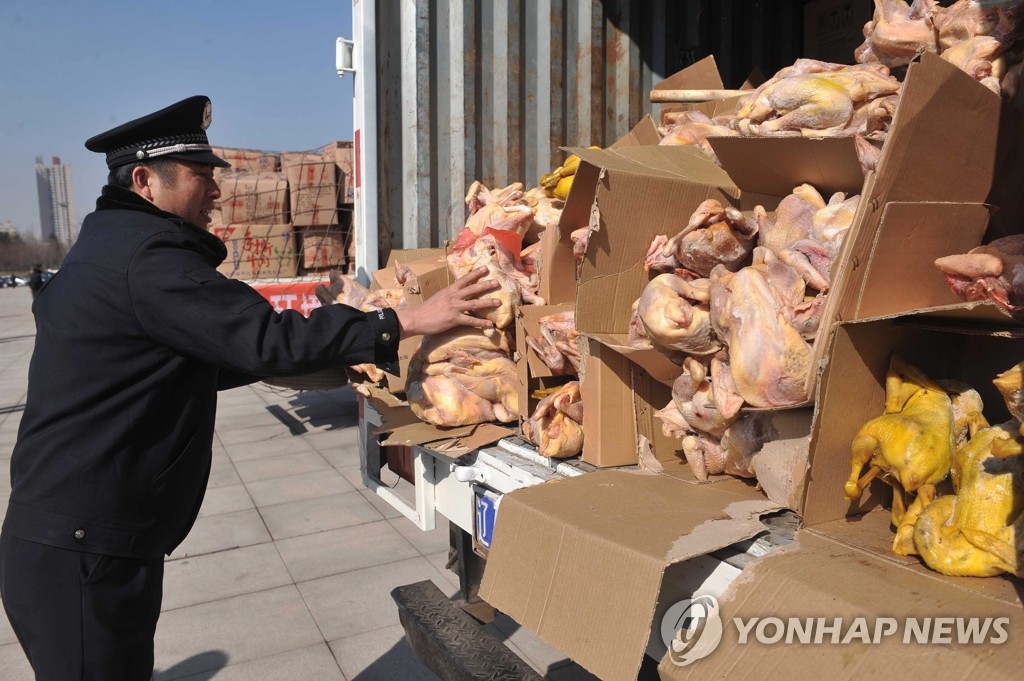 불량식품 제거하는 당국(EPA=연합뉴스 자료사진)