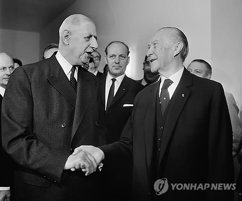 1963년의 샤를 드골(왼쪽) 프랑스 대통령과 콘라트 아데나워 독일 수상