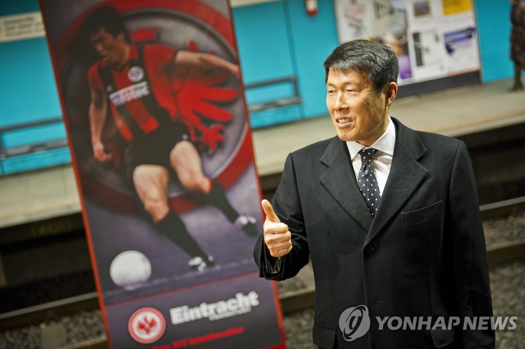 자신의 입간판 옆에서 포즈를 취한 차범근 전 축구대표팀 감독.