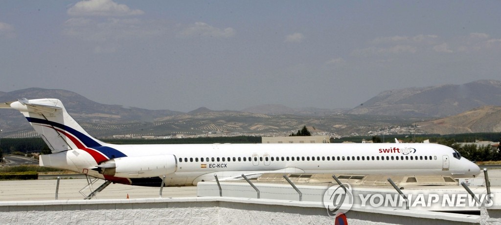 (EPA=연합뉴스) 승객과 승무원 116명이 탑승한 알제리 여객기가 24일(현지시간)말리 상공을 비행하던 도중 교신이 끊긴 뒤 추락했다. 사진은 사고기 알제리항공 AH5017편과 동일 기종.