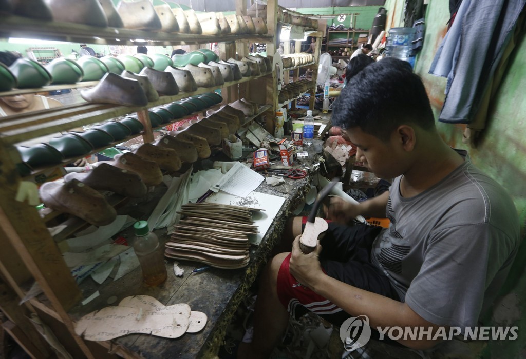 2014년 11월 27일 인도네시아 자카르타 시내의 수제 신발 공장에서 근로자들이 작업을 하고 있다. [EPA=연합뉴스자료사진]