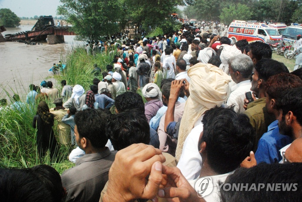 2일 오후 파키스탄 구지란왈라 군용열차 사고 현장에 주민들이 모여있다.(EPA=연합뉴스)
