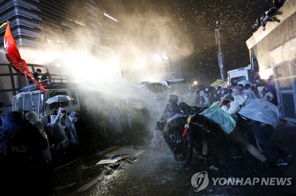 (EPA=연합뉴스) 11월14일 1차 민중총궐기 당시 경찰과 시위대의 충돌 모습