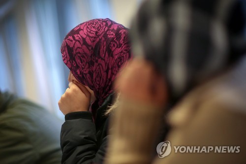 독일에 도착한 후 전문인력으로부터 상담을 받는 시리아 난민 소녀들