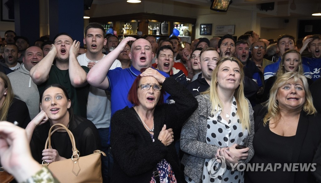 레스터시티의 팬들이 토트넘-첼시전을 지켜보고 있다. [ EPA=연합뉴스 ]