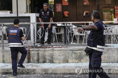 2016년 6월 28일 말레이시아 쿠알라룸푸르의 위성도시인 푸총 시의 한 나이트클럽에 이슬람국가(IS) 추종자들이 수류탄을 던져 시민 8명이 중경상을 입은 현장에서 경찰이 감식을 진행하고 있다. [EPA=연합뉴스자료사진]
