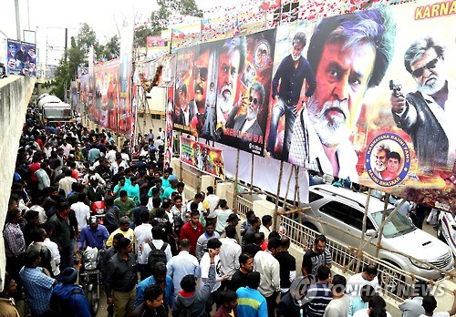 2016년 7월 인도 남부 카르나타카 주 벵갈루루에서 라지니칸트가 주연한 영화 카발리가 개봉한 극장 앞에 팬들이 모여 있다.[EPA=연합뉴스 자료사진]
