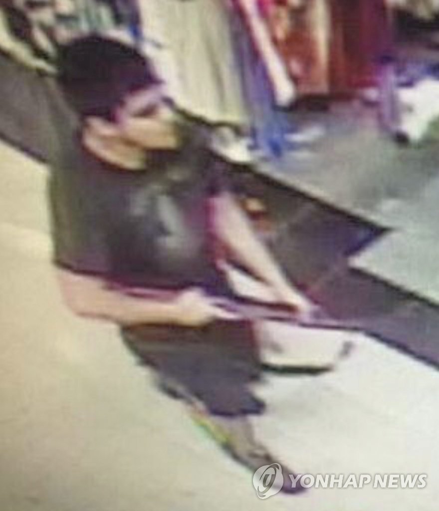 폐쇄회로 동영상에 잡힌 워싱턴 벌링턴의 백화점에서 총격 사건을 일으킨 용의자의 모습.[EPA=연합뉴스]