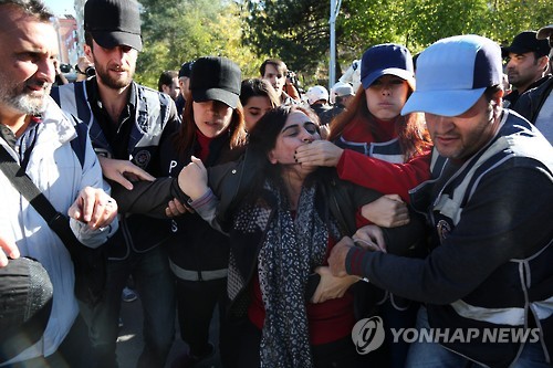 터키 남동부 디야르바크르에서 열린 쿠르드 탄압 반대시위에서 끌려가는 시위 참가