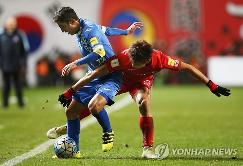 지난 11월 한국과의 최종예선 당시 구자철과 볼 다투는 우즈베키스탄의 아흐메도프