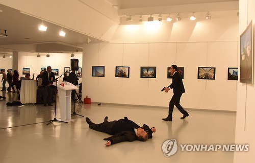 주터키 러시아대사 전시장서 전직 터키 경찰관에 저격당해 사망