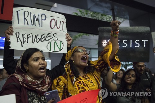 美샌프란시스코 공항에서 트럼프의 反이민 행정명령에 반대하는 시위대