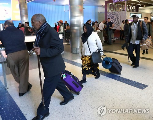 중동을 출발해 4일(현지시간) 미국 로스앤젤레스 공항에 도착한 여행객들