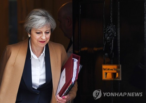 英총리 브렉시트 통보문 서명…전달 후 2년간 '이혼협상' 개시