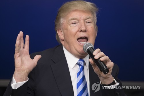 백악관에서 최고경영자들을 만난 트럼프 (AP=연합뉴스)