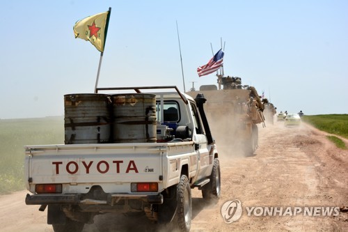 터키 인접 시리아 국경지역을 이동하는 미군과 쿠르드민병대 차량