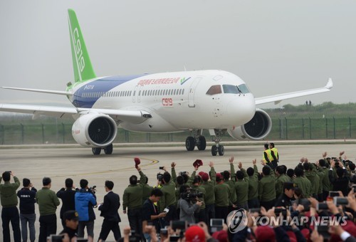 中 자체 개발 여객기 코맥 C919 시험비행 성공