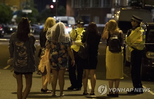 "목격자, 런던 테러범들 '알라를 위한 것' 외쳤다" - 2