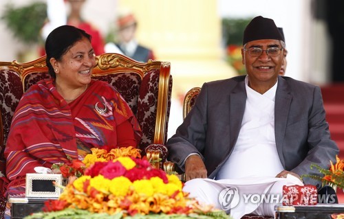 지난해 6월 네팔 카트만두 대통령궁에서 비디아 데비 반다리(왼쪽) 대통령이 셰르 바하두르 데우바 당시 총리와 나란히 앉아 있다.[EPA=연합뉴스 자료사진]