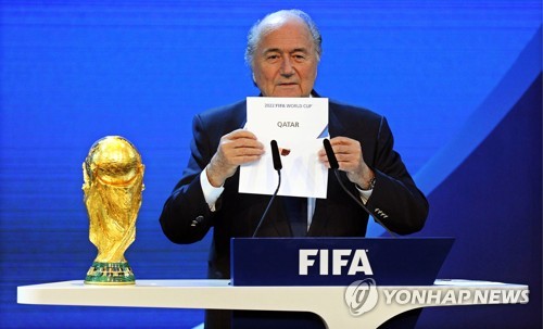 지난 2010년 2022 월드컵 개최지로 카타르를 선정해 발표하는 블라터 전 FIFA 회장