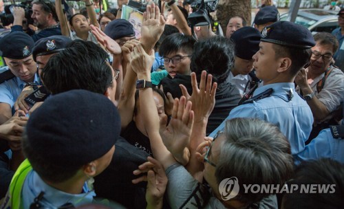 홍콩 범민주파 활동가들 시위 도중 체포