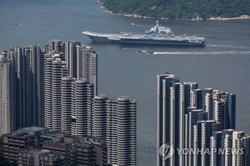 지난해 7월 홍콩 지나는 中 첫 항공모함 랴오닝함 (EPA=연합뉴스 자료 사진)