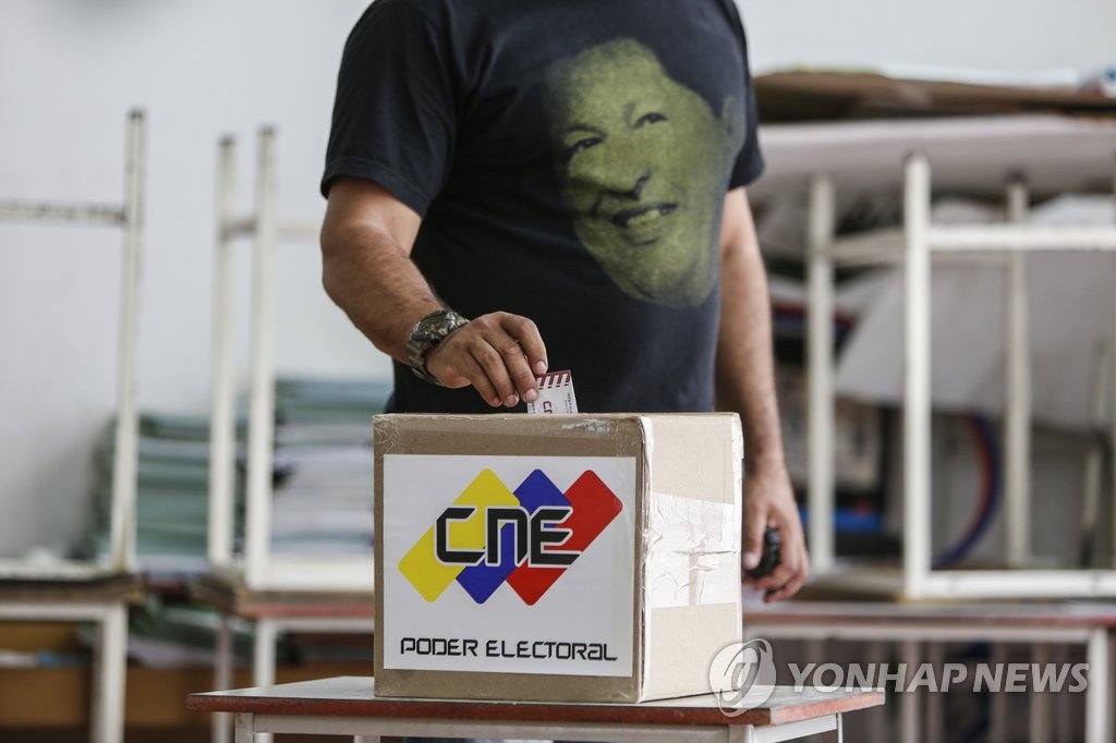 30일(현지시간) 베네수엘라 카라카스의 한 투표소에서 투표하는 시민[EPA=연합뉴스]