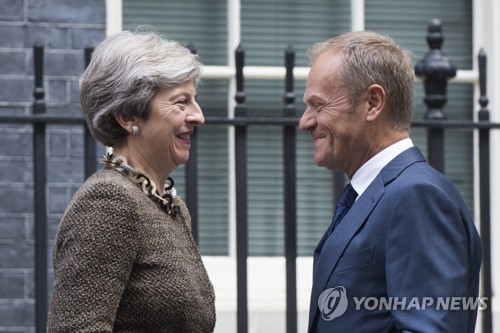 테리사 메이 영국 총리와 도날트 투스크 EU 정상회의 상임의장