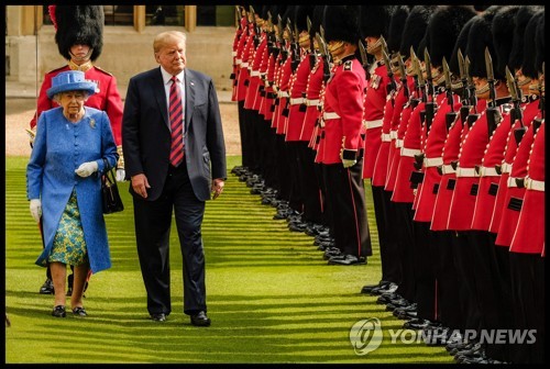 도널드 트럼프 미국 대통령과 엘리자베스 2세 영국 여왕(왼쪽)