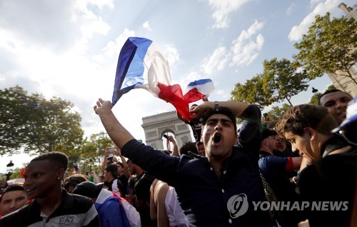 파리 개선문 앞에서 월드컵 우승에 환호하는 시민들[EPA=연합뉴스]