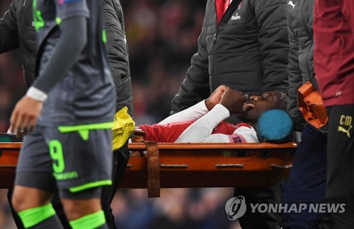 들것에 실려나가는 대니 웰벡
