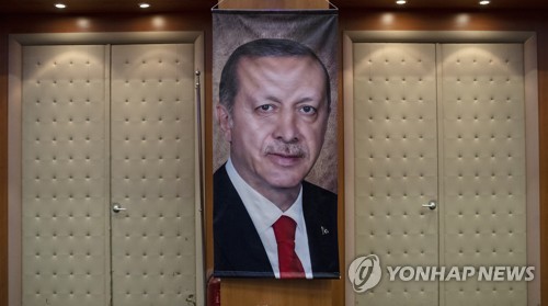 터키 집권당 '정의개발당'(AKP) 본부에 걸린 에르도안 대통령 현수막