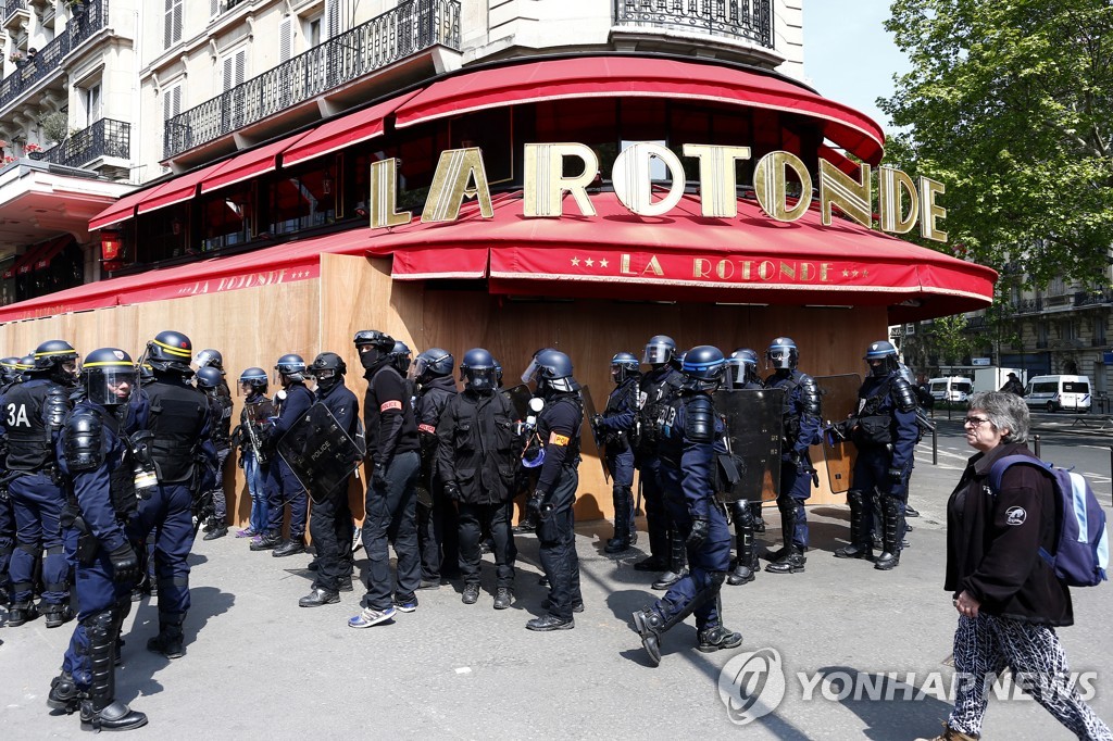 '노란 조끼' 시위 당시 '라 로통드'를 지키는 프랑스 경찰들 [EPA=연합뉴스]
