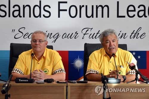 남태평양 투발루에서 열린 태평양제도포럼(PIF)에 참석한 스콧 모리슨 호주 총리(좌)와 에넬레 소포앙아 투발루 총리(우)