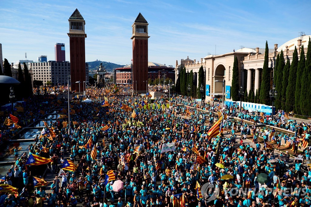11일 스페인 바르셀로나의 에스파냐 광장에 운집한 시민들 [EPA=연합뉴스]