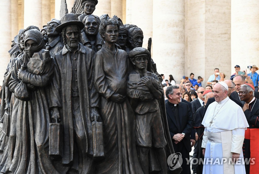 지난 9월 바티칸 성베드로 광장에서 열린 이주민 조각상 제막식에 참석한 프란치스코 교황. [EPA=연합뉴스]