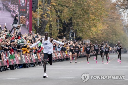 인류 최초로 마라톤 풀코스를 2시간 내에 주파한 킵초게