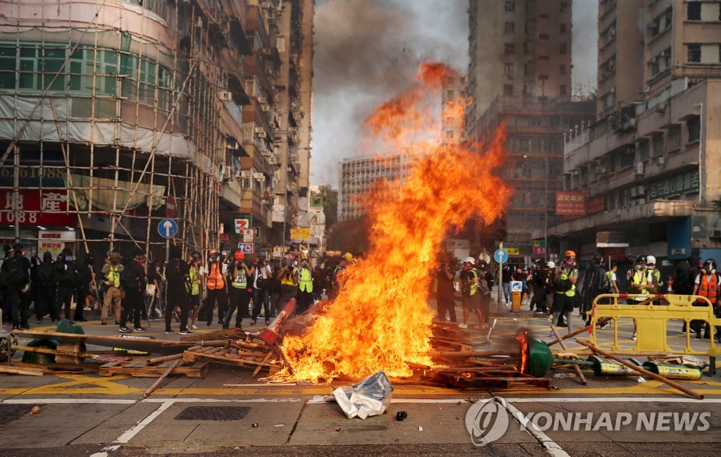 홍콩 시위대 ′반중 정서′ 표출…샤오미·중국계 은행 불에 타